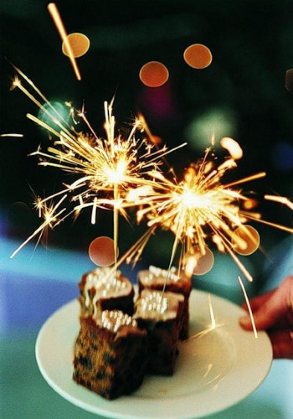 Днем рождения новогоднее. С днём рождения креативные. С днём рождения необычные. С днем рождения креатив. Торт с бенгальскими огнями.